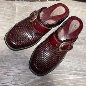 Clarks slip on clog/mule 8.5
